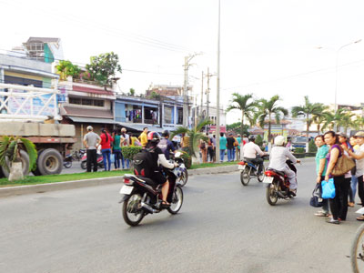 Băng qua bồn hoa rất dễ xảy ra tai nạn
