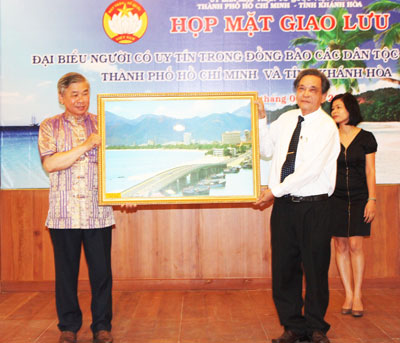 Giao lưu đại biểu đồng bào dân tộc thiểu số có uy tín