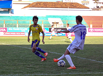 Sannatech KH (áo vàng) đã vượt qua Bình Thuận (áo trắng) với 3 bàn không gỡ