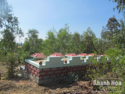 Nhiều ngôi mộ được xây cất trong rừng