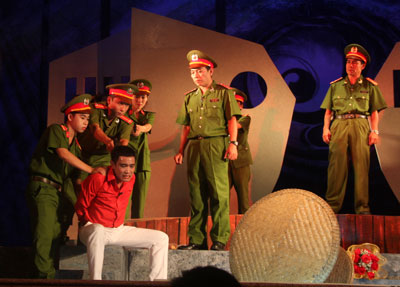 Cảnh vở diễn “Cơn lốc đời người”