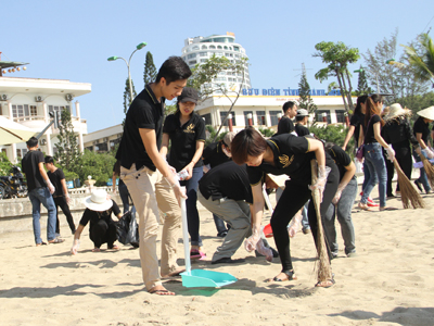 Dọn vệ sinh hưởng ứng Ngày môi trường thế giới