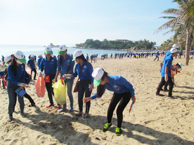 Các sinh viên tiến hành thu gom rác