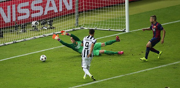 Morata khiến hàng thủ Barca trả giá vì chủ quan ở phút 55.