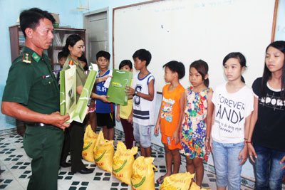 Tặng 33 suất quà cho các em lớp học tình thương