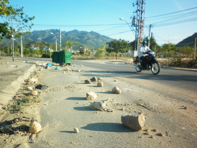 Đá rơi trên đường