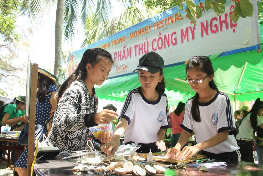 Còn các em thanh thiếu niên lại thích thú với phần thi làm sản phẩm thủ công mỹ nghệ.  