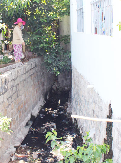 Khổ vì sống gần mương nước thải