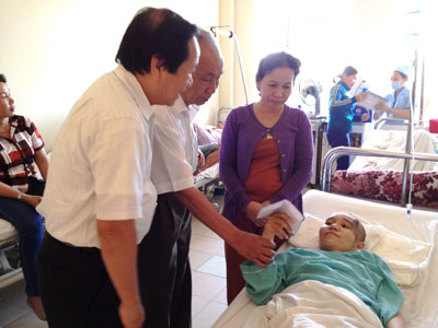 Trao 5 triệu đồng giúp em Lê Thị Kim Oanh