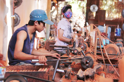 Tổ liên kết xuất khẩu đồ gỗ mỹ nghệ Thuận Thành phát triển tốt nhờ vay vốn của Hội Nông dân.