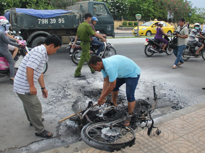 Xe máy đang chạy bỗng bốc cháy
