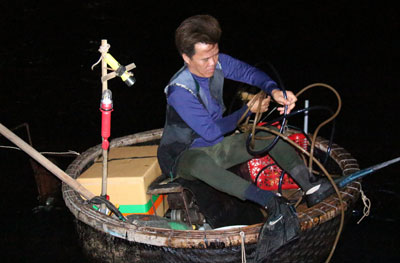 Bấp bênh nghề lặn đêm