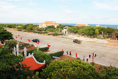 Đảo Trường Sa bình yên, rợp bóng cây xanh. Ảnh: Văn Kỳ
