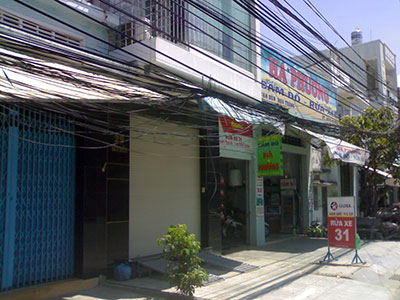 Dây điện sà xuống vỉa hè