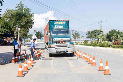 Xe vào cân tại trạm cân lưu động Cầu Lùng.