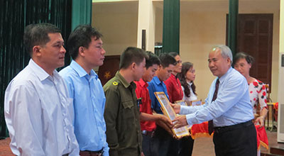 Đồng chí Đào Công Thiên trao bằng khen cho các hộ gia đình tiêu biểu.