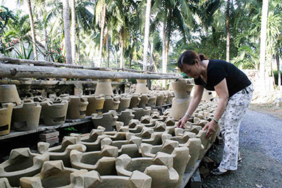 Bếp lò là sản phẩm duy nhất mà người làm gốm ở Lư Cấm đang làm