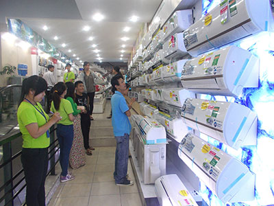 Khách hàng chọn mua máy điều hòa nhiệt độ