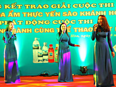 Văn nghệ chào mừng lễ trao giải.