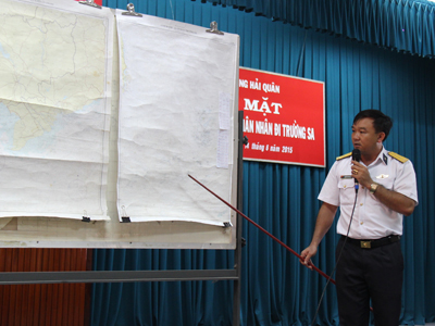 Đưa người thân ra thăm cán bộ, chiến sĩ Trường Sa