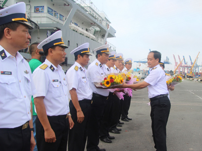 Lãnh đạo Công ty Hải Thành (Quân chủng Hải quân) tặng hoa Ban chỉ huy hai tàu 996 và 571 trước giờ rời cảng.