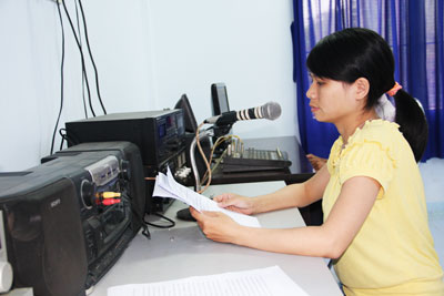 Nhân viên Đài Truyền thanh - Truyền hình Khánh Sơn tuyên truyền về đại hội đảng các cấp.
