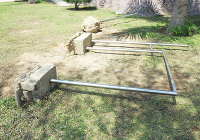 Thanh xà đơn bị bật gốc