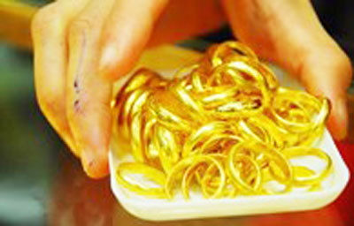 Vàng trong nước tụt dốc nhìn vàng thế giới quay đầu đi lên