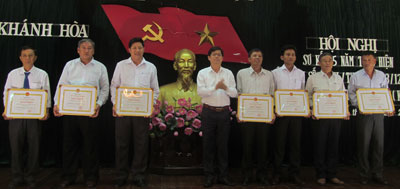 Ông Nguyễn Tấn Tuân trao bằng khen cho các tập thể.