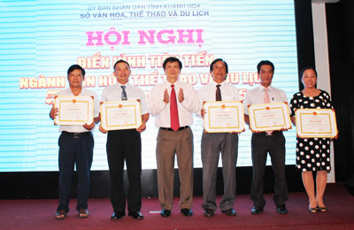 Đồng chí Trần Sơn Hải trao bằng khen cho các tập thể xuất sắc.