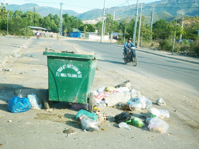 Có thùng rác cũng như không