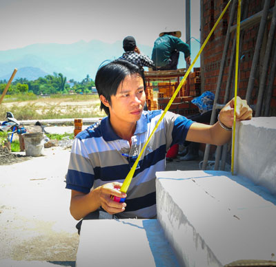 Anh Nguyễn Văn Đông kiểm tra các công trình đang thi công.