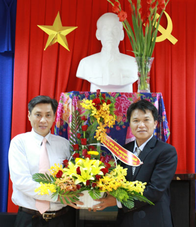 Đồng chí Lê Đức Vinh (bên trái) thăm Văn phòng đại diện Báo Nông nghiệp Việt Nam tại Khánh Hòa.