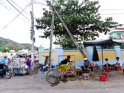 Trụ viễn thông bị ngã