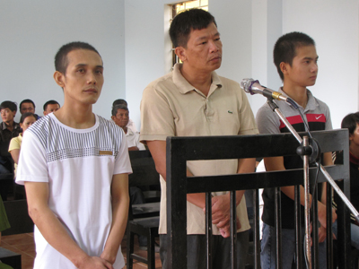 Từ trái qua, các bị cáo: Bình, Quang, Anh  