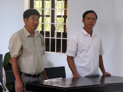 Người bị hại Phạm Văn Tâm (trái) và người có quyền lợi, nghĩa vụ liên quan Đào Công Thắng.