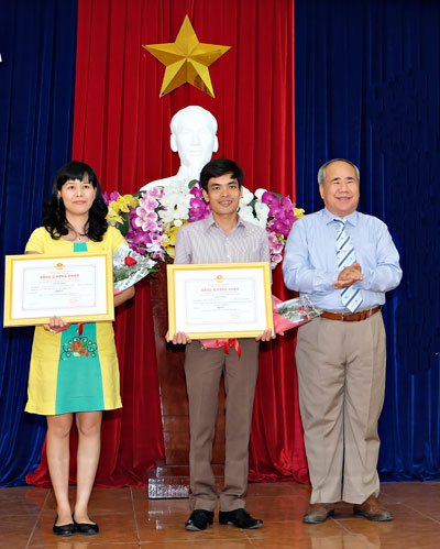 Đồng chí Đào Công Thiên trao giải cho các tác giả có tác phẩm đạt giải nhất. Ảnh: THÀNH AN