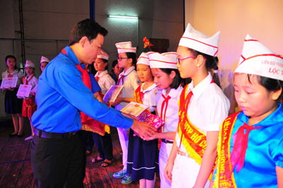 Khen thưởng nhiều tập thể, cá nhân