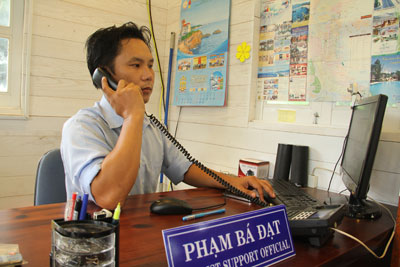 Nhân viên Trung tâm hỗ trợ khách  du lịch trực điện thoại đường dây nóng.