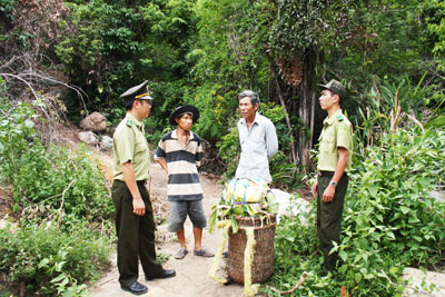 Lực lượng  Kiểm lâm  tuyên truyền,  vận động  người dân xã  Vạn Bình  không tiếp tay cho lâm tặc.