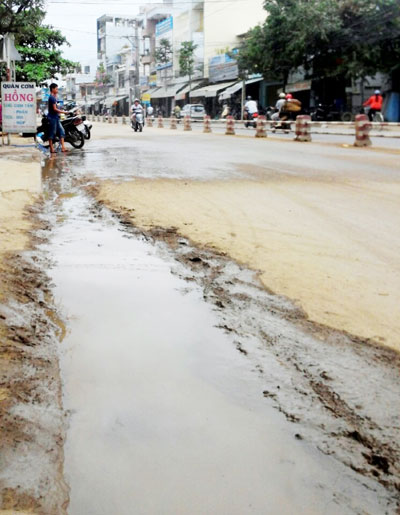 Đường đầy đất, đá rơi vãi