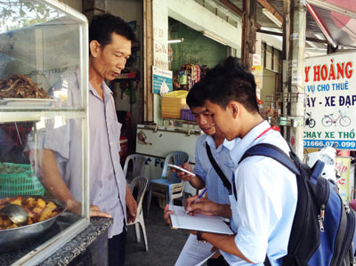 Đội Tiếp sức mùa thi Trường Đại học Nha Trang tìm nhà trọ cho thí sinh. 