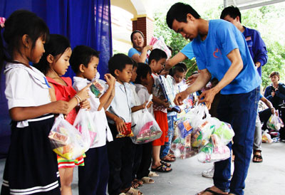 Nhóm Thiện nguyện Khánh Hòa tặng quà cho học sinh Trường Tiểu học Sông Cầu.