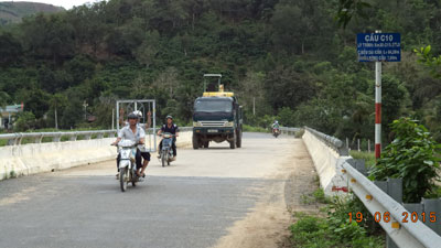 Cầu C10 thuộc thị trấn Tô Hạp góp phần đảm bảo giao thông thông suốt trong mùa mưa lũ. 