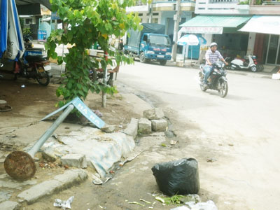 Trụ tên đường bật gốc