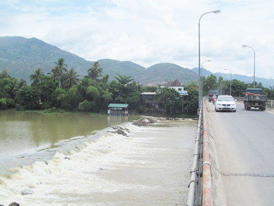 Đập ngăn mặn hiện hữu xây dựng thủ công  nên không bảo đảm yêu cầu
