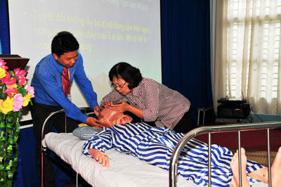 Các tình nguyện viên được hướng dẫn sơ cứu, cấp cứu.