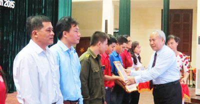 Đồng chí Đào Công Thiên - Phó Chủ tịch UBND tỉnh trao bằng khen cho các gia đình tiêu biểu tham gia hiến máu tình nguyện. 