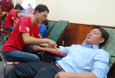 Anh Trần Đức Thắng tham gia hiến máu tình nguyện.