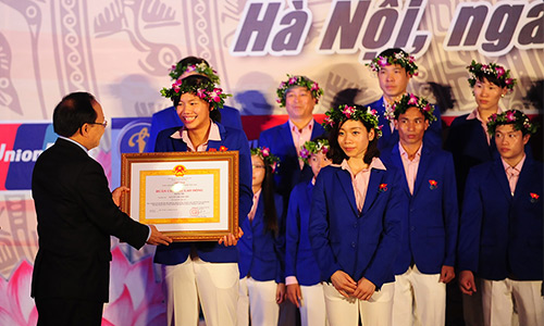 Ánh Viên nhận Huân chương Lao động hạng nhì. Ảnh: NT.